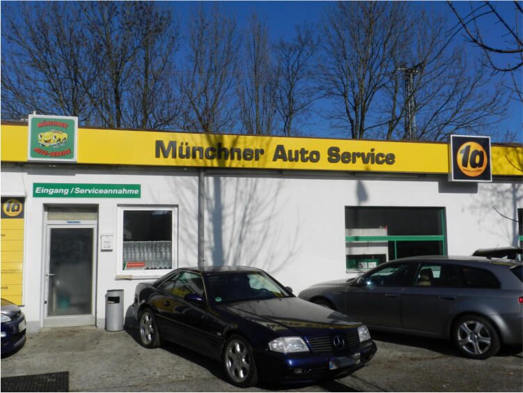Außenansicht des Münchner-Auto-Service mit Eingang und Serviceannahme