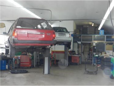 Fahrzeuge auf den Hebebühnen in unserer Werkstatt